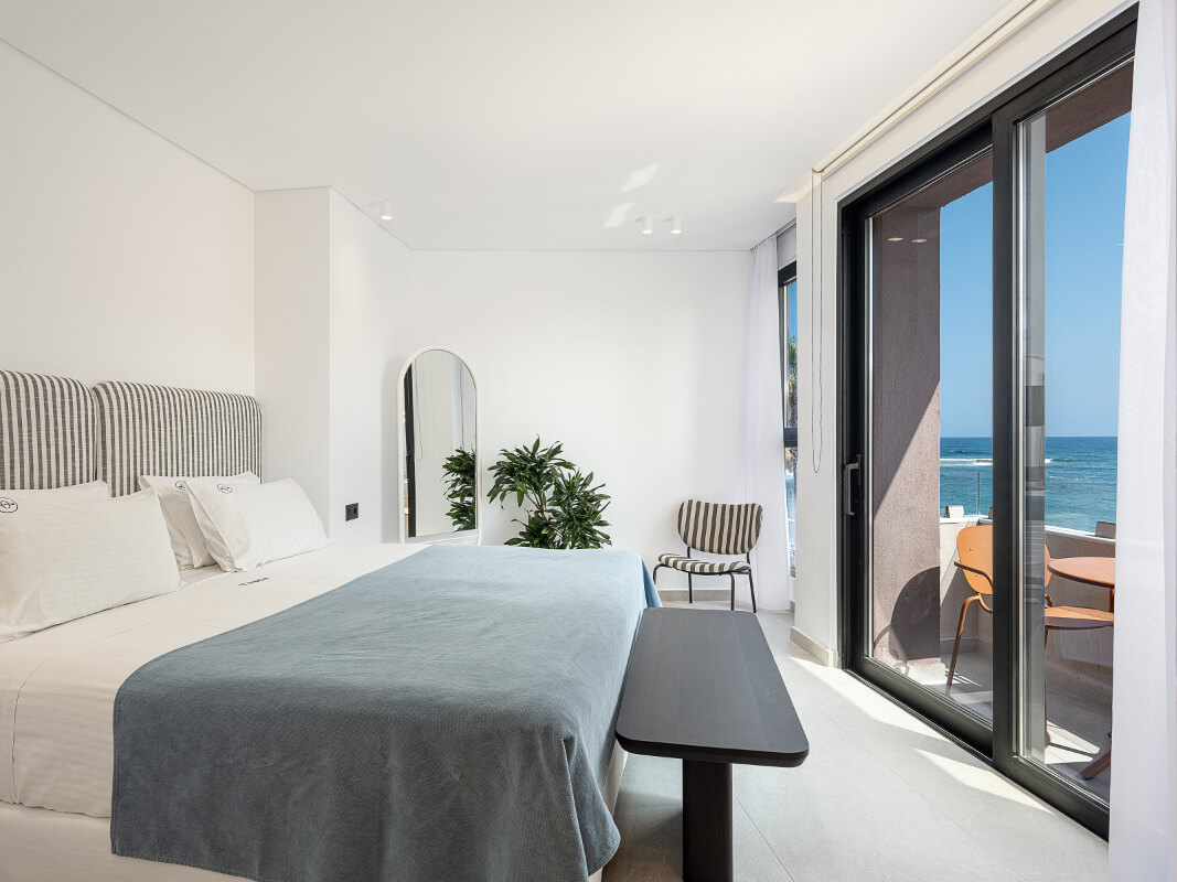 Deluxe Double Room with Balcony and Side Sea View